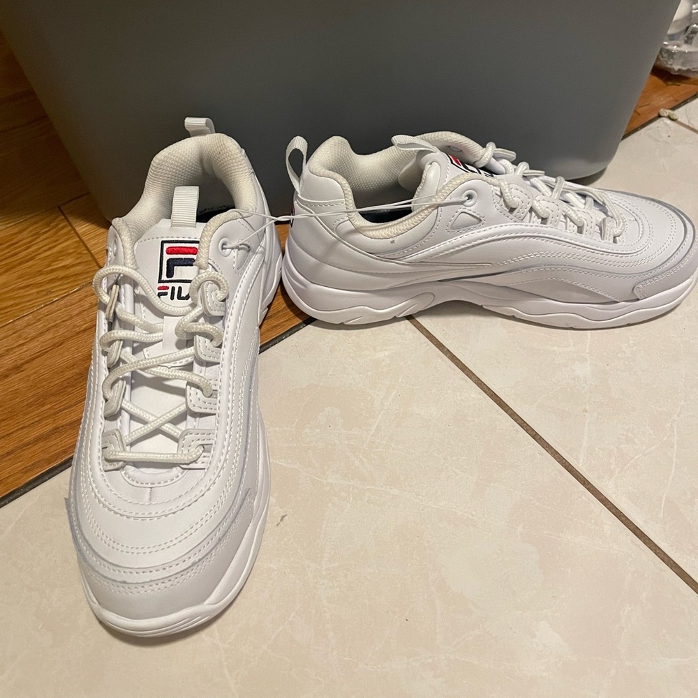 BNWT never worn white chunky fila sneakers size W 7